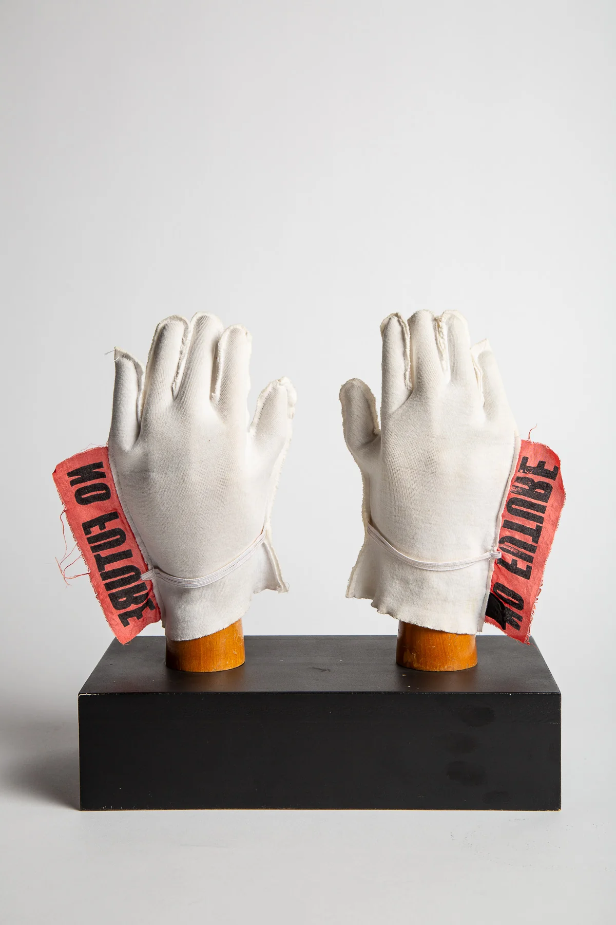 VIVIENNE WESTWOOD/MALCOLM MCLAREN | NO FUTURE GLOVES FOR JOHNNY ROTTEN - Image 3