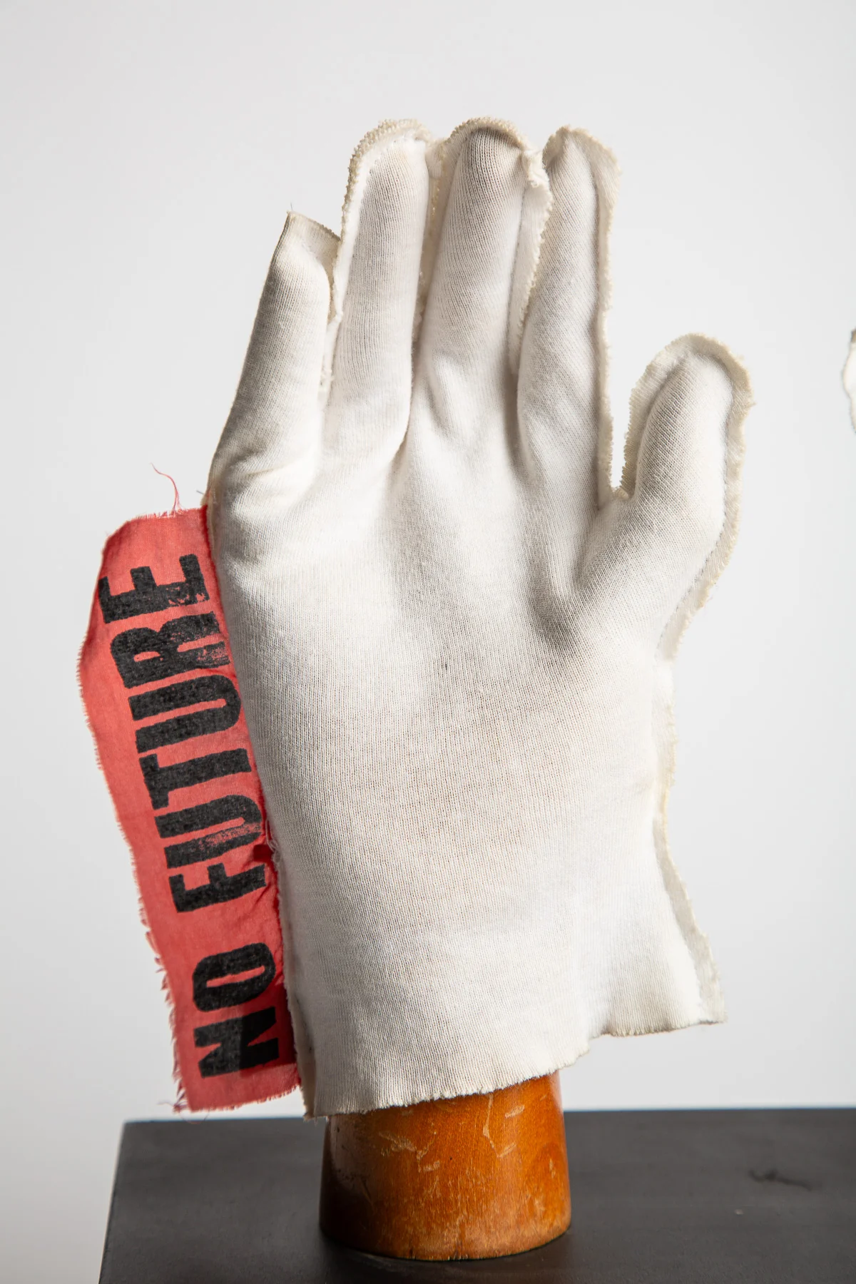 VIVIENNE WESTWOOD/MALCOLM MCLAREN | NO FUTURE GLOVES FOR JOHNNY ROTTEN - Image 4