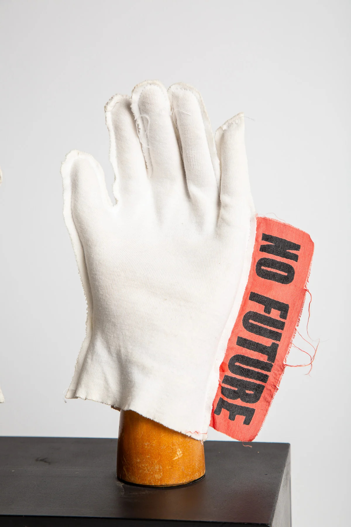 VIVIENNE WESTWOOD/MALCOLM MCLAREN | NO FUTURE GLOVES FOR JOHNNY ROTTEN - Image 5