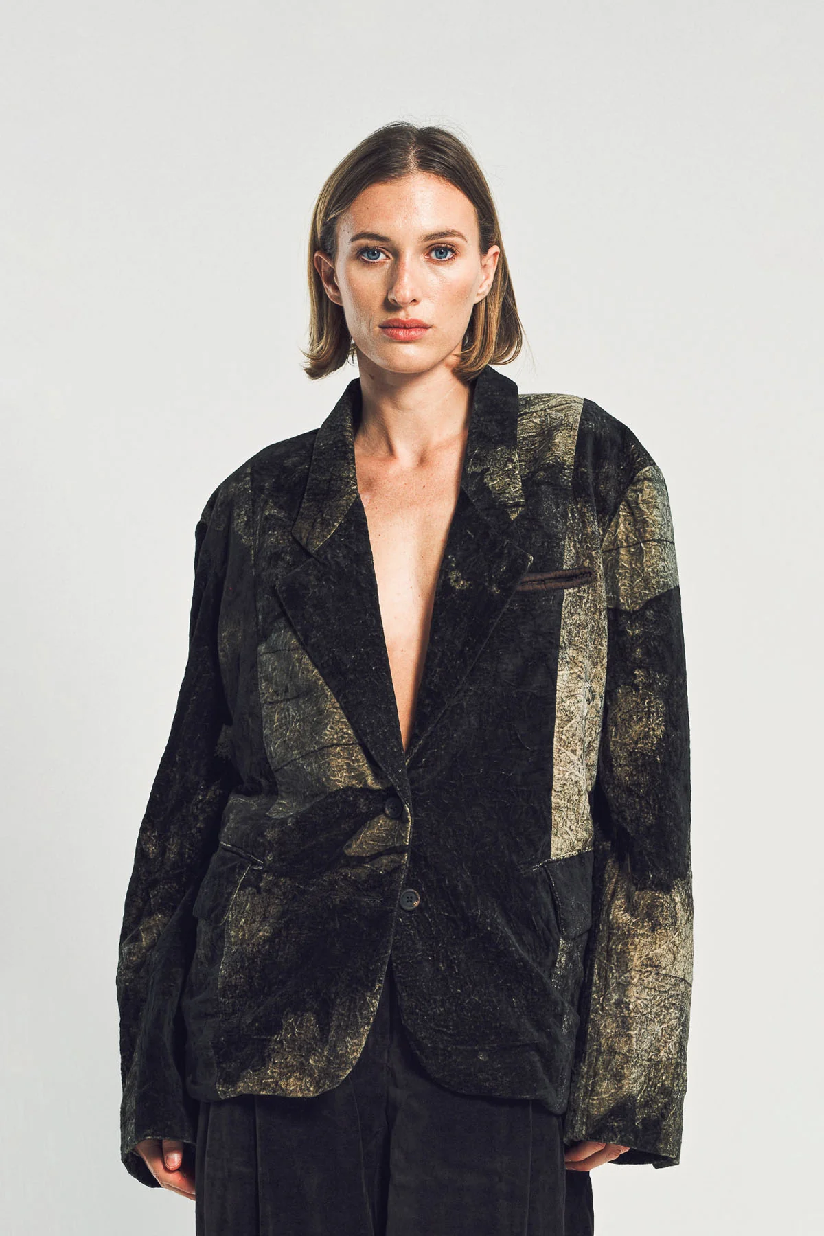 ZIGGY CHEN | CROP 2-BUTTON BLAZER - Image 2